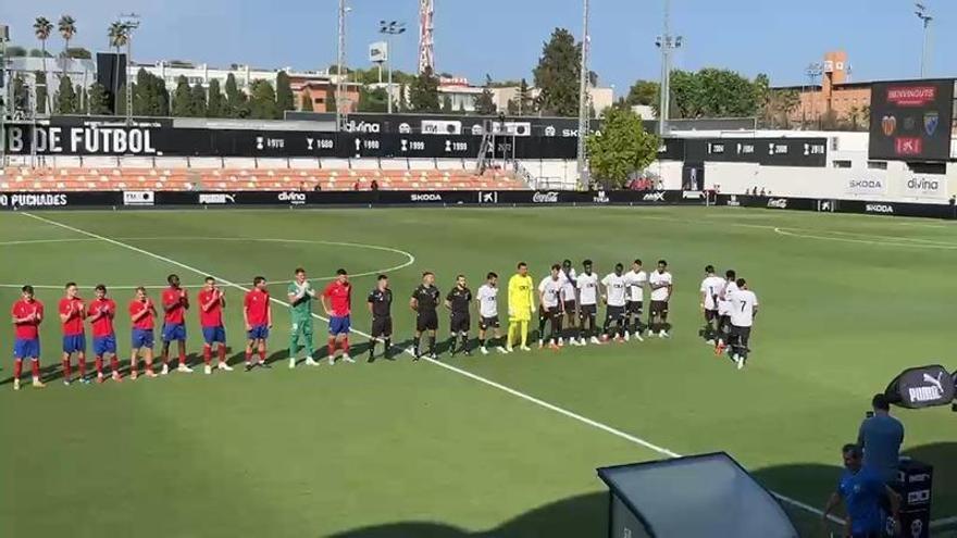 Saltan los jugadores al campo para el amistoso entre el Valencia CF y el Teruel