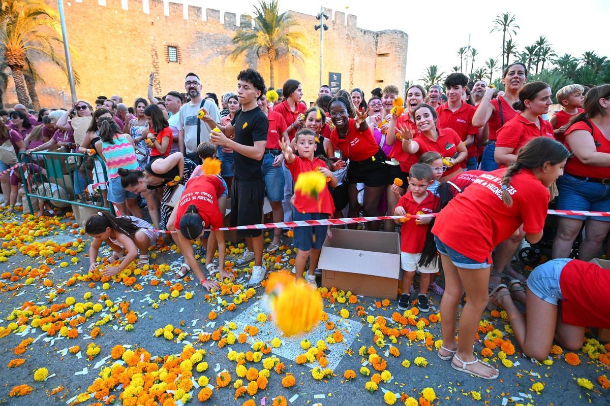 El lanzamiento de flores después del eclipse solar