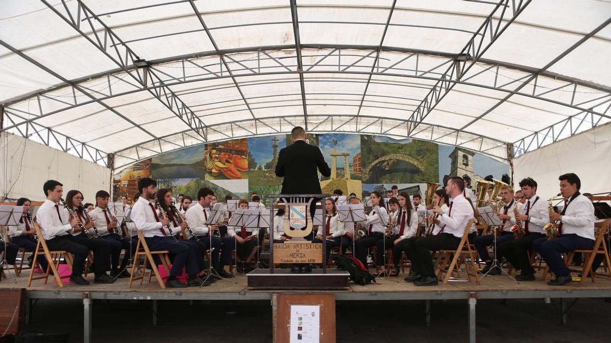 Actuación de la Banda Artística de Merza en las fiestas de A Piedade de Vila de Cruces.