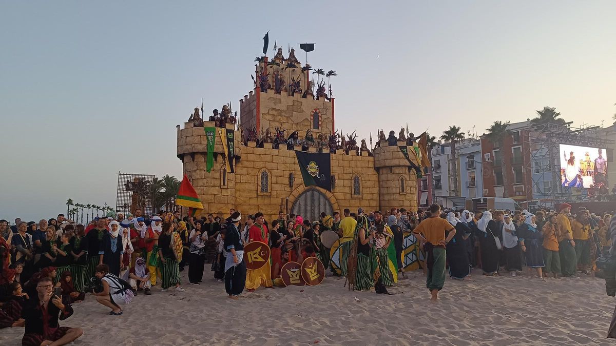 Culminación de la batalla en la playa Centro de la Vila Joiosa, con los cristianos imponiéndose al bando musulmán.