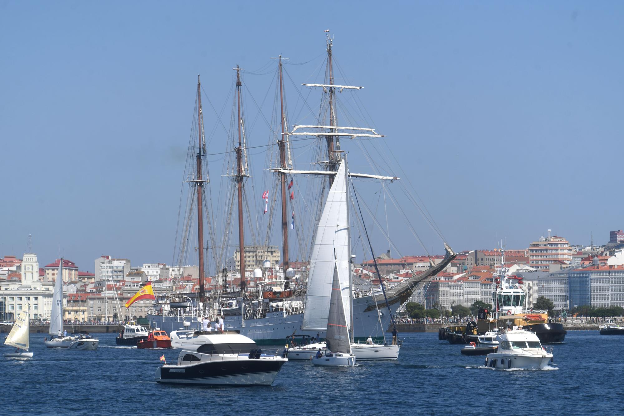 El buque escuela de la Armada Juan Sebastián de Elcano se despide de A Coruña