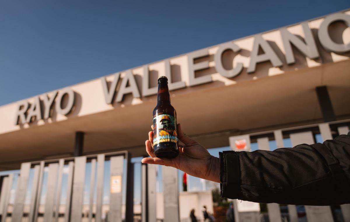 Una de las cervezas artesanales que produce Arturo Casas y acerca a los jugadores del Rayo Vallecano.