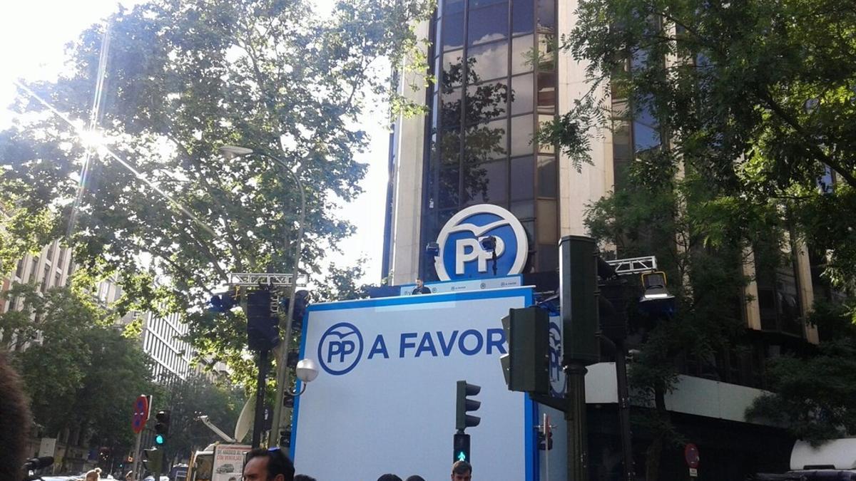 Balcón preparado en la sede del PP en la madrileña calle de Génova