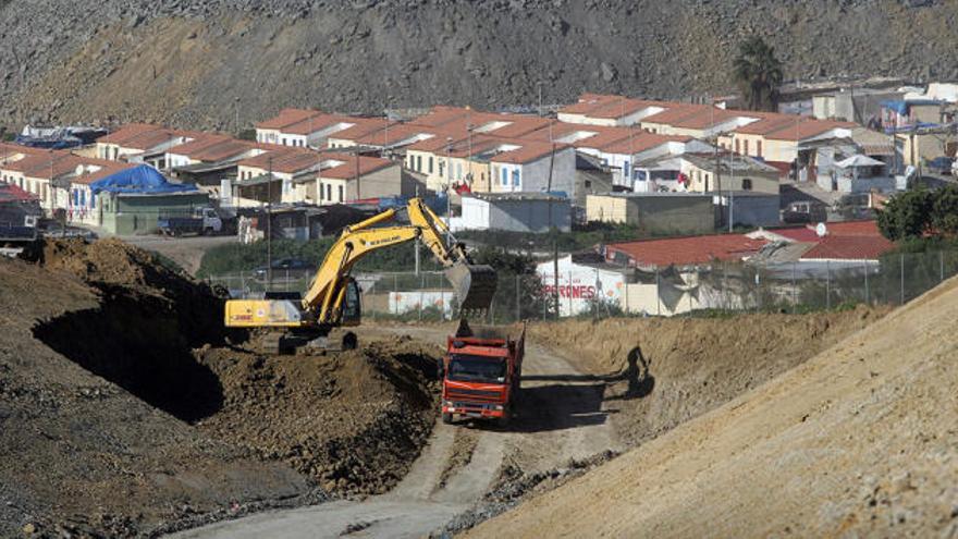 Obras. Los trabajos de construcción del metro en superficie entre el campus y los Asperones están muy avanzados al ser más sencilla su ejecución.