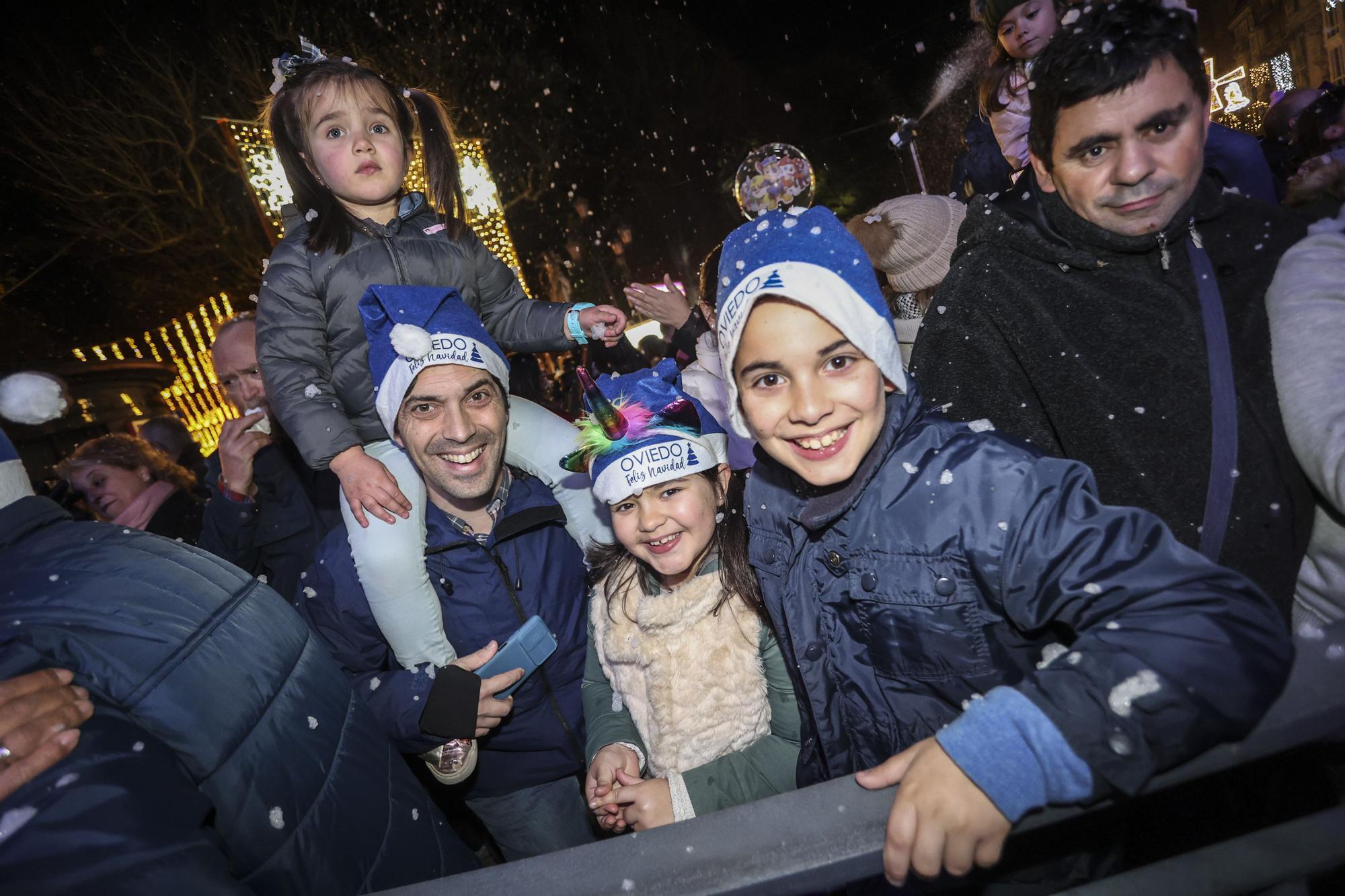 En imágenes: así fue el encendido de las luces de Navidad en Oviedo