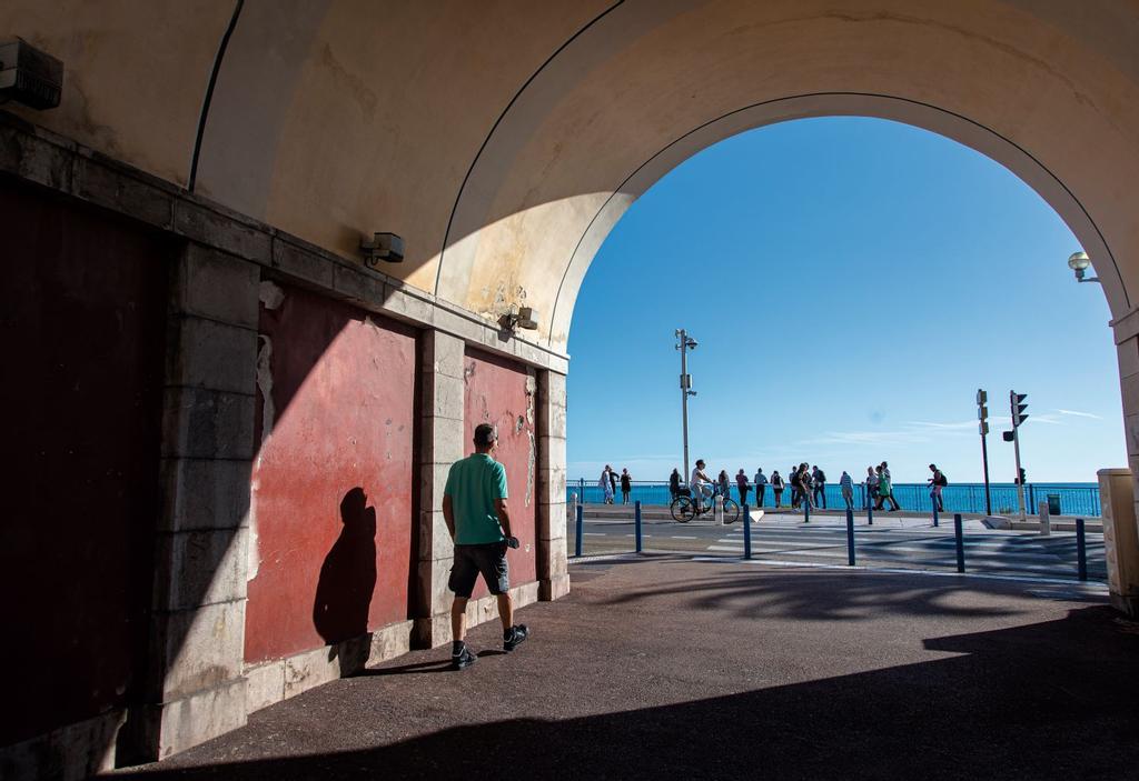 Saliendo del mercado por uno de los arcos que dan a la playa des Ponchettes de Niza