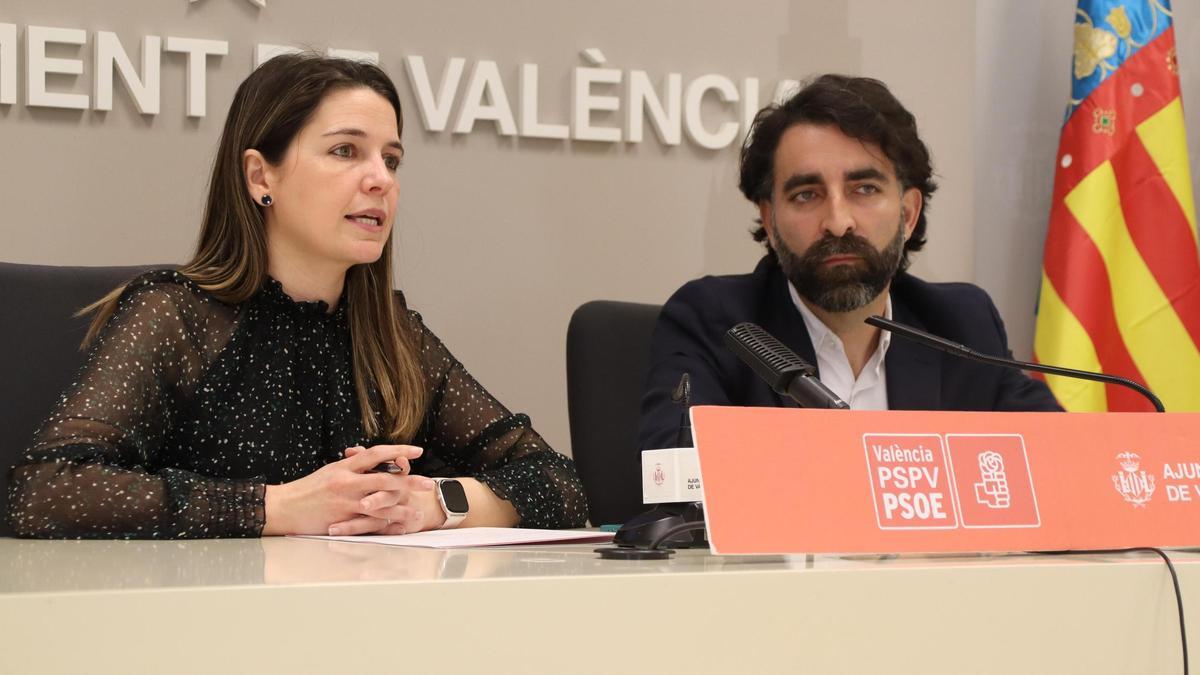 María Pérez, en la foto con su compañero Javier Mateo, es consejera del PSOE en la EMT.