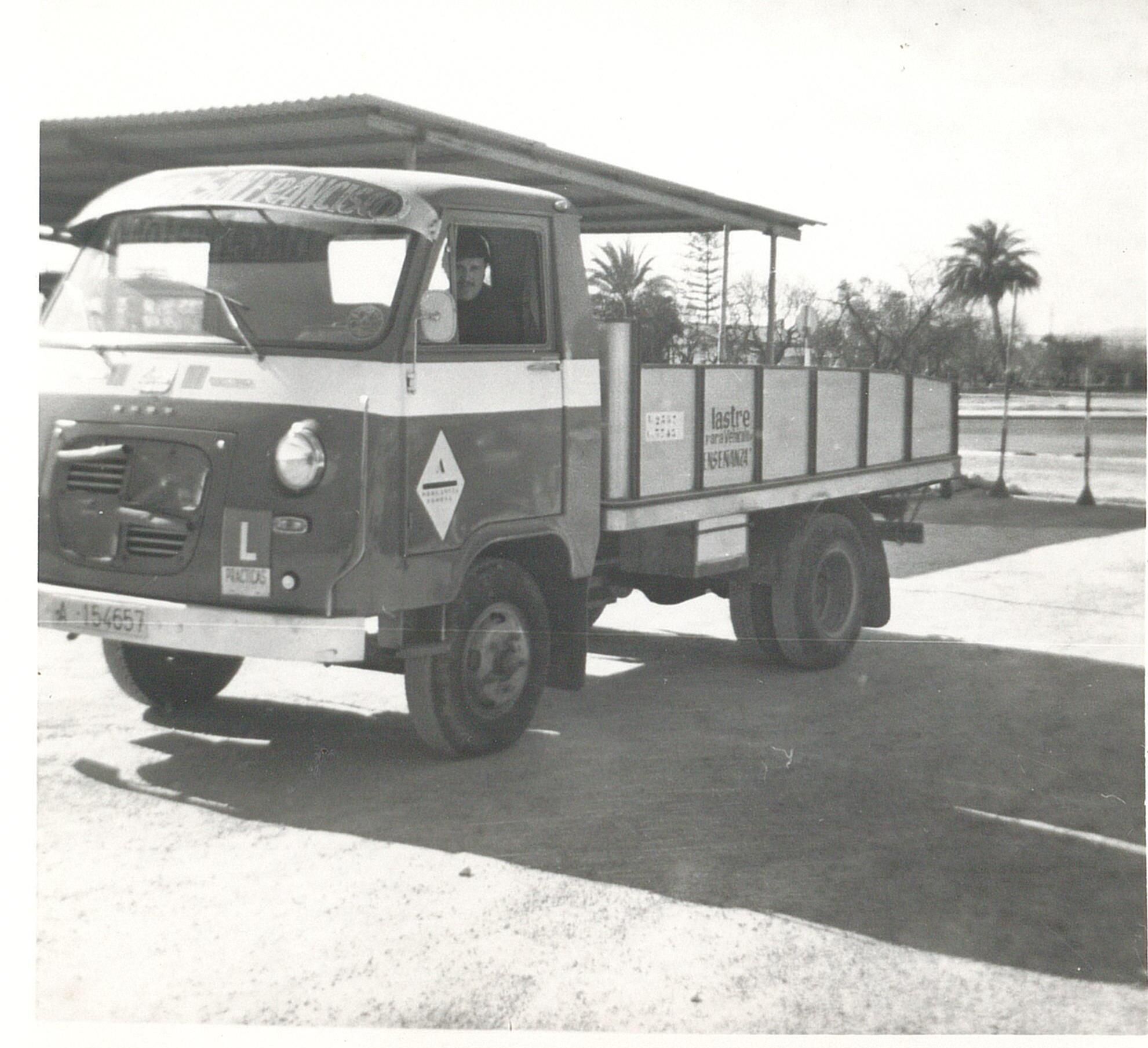 En poco tiempo, alcanzaron los 100 coches Seat 600, motos marca Iso, camiones y autobuses