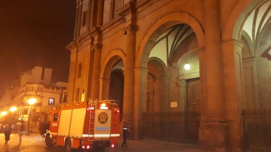 Bomberos actúan en la Catedral por la caída de piedras