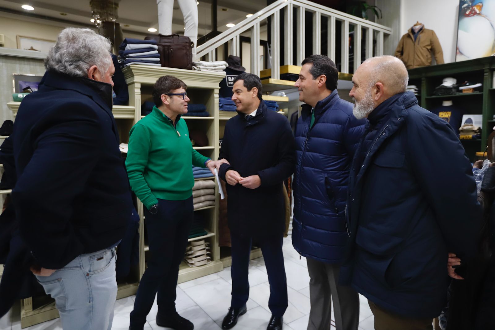 El presidente andaluz visita a los comerciantes del centro