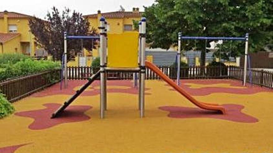 El parc infantil de la Rambla estrena cautxú.