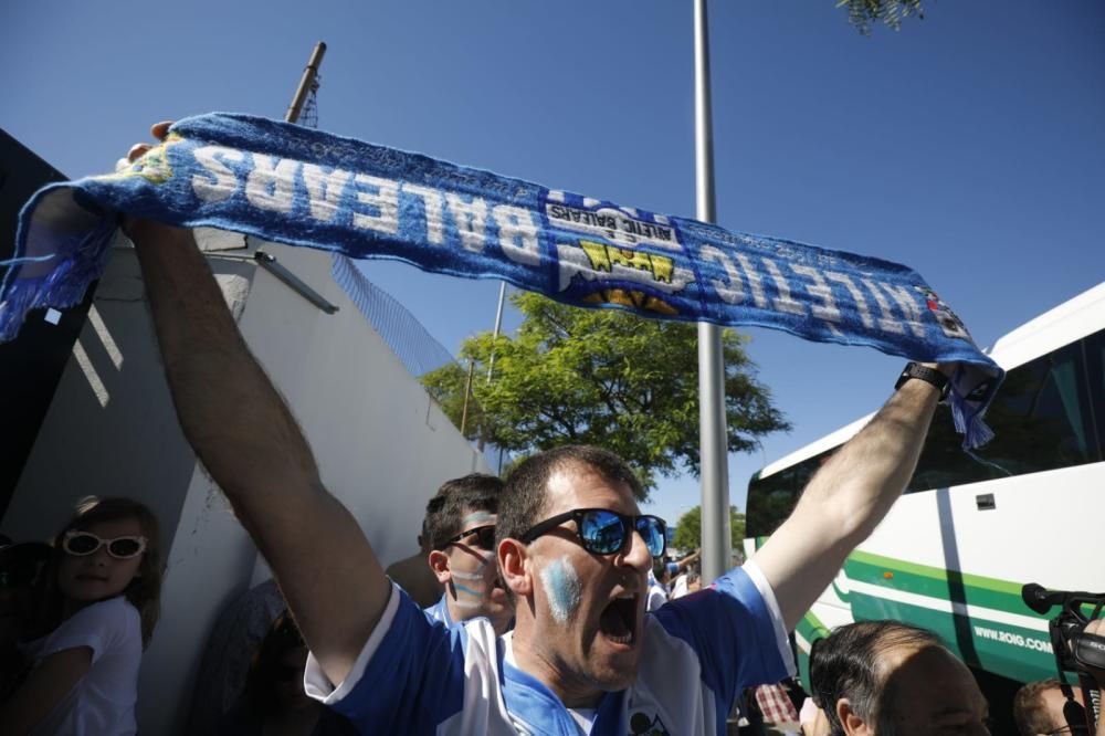 Aficionados del Baleares calientan motores antes del gran partido