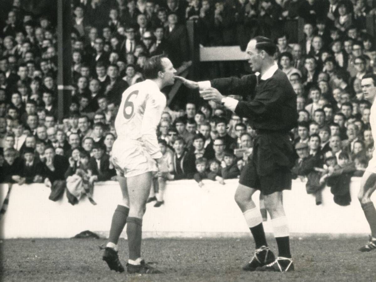 Stiles protesta a un árbitro en un partido en Inglaterra