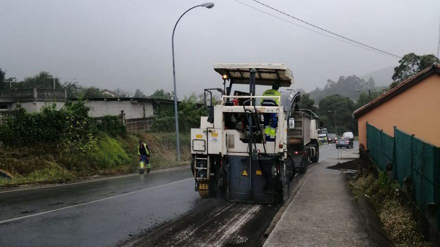 Obras en el firme de la AC-400, a su paso por Sigrás, durante el verano . |   // L. O.