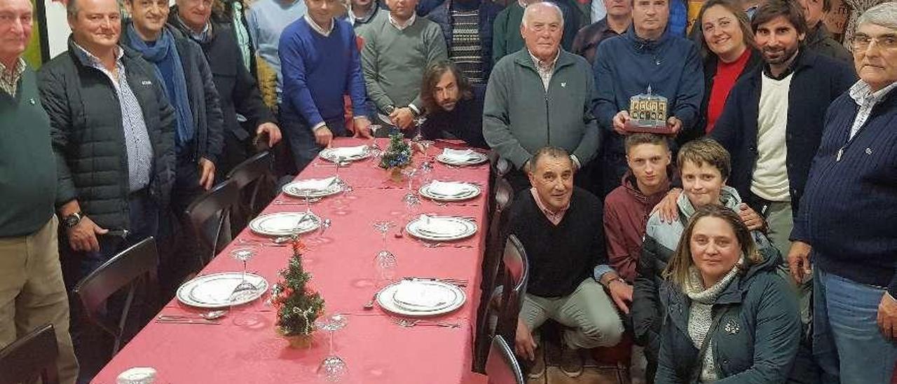 Foto de familia de los asistentes al homenaje en Villaviciosa.