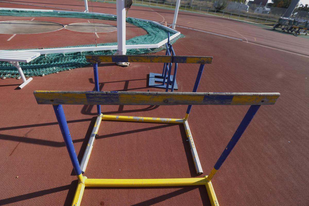 Unas vallas de saltos en muy mal estado.