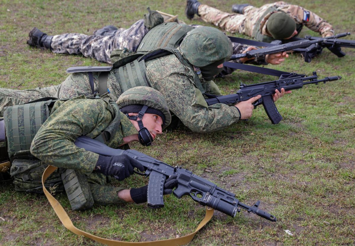 Reservistas rusos recién movilizados participan en un entrenamiento en un campo de tiro en la región de Donetsk