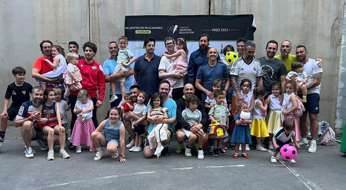 Los padres se calzaron las botas para jugar un partido de fútbol en las fiestas del colegio de sus hijos.