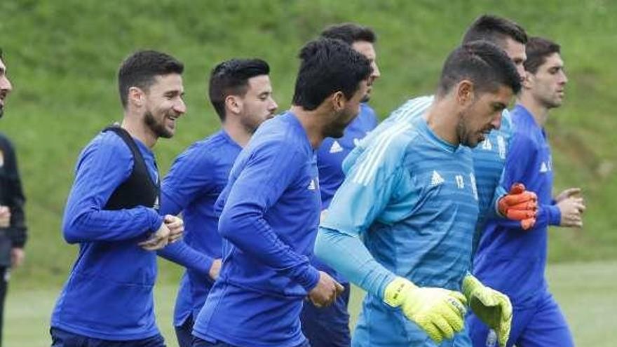 Omar Ramos, primero por la izquierda, y Forlín, primero por la derecha, en el entrenamiento de ayer en El Requexón.