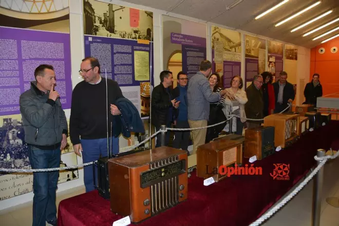 Exposición de radios antiguas en Cieza