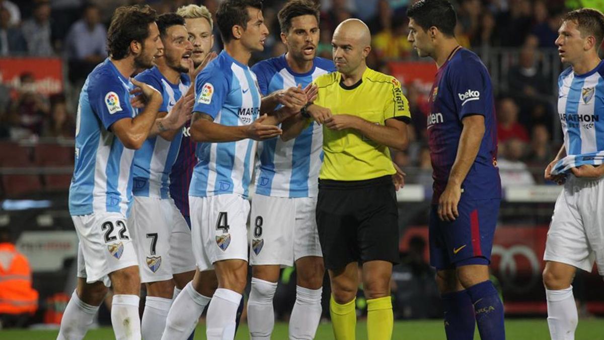 Los jugadores del Málaga cargaron contra el árbitro por el primer gol del FC Barcelona