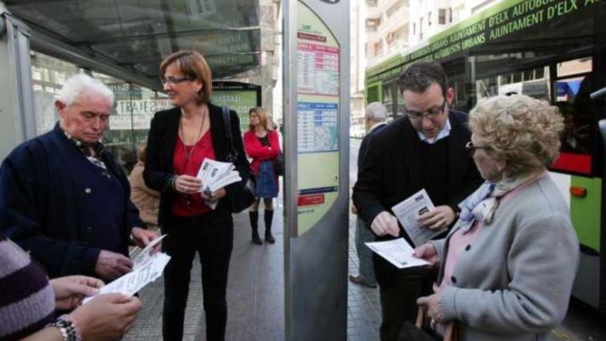 El PSOE comenzó ayer a repartir los folletos informativos entre los viajeros.