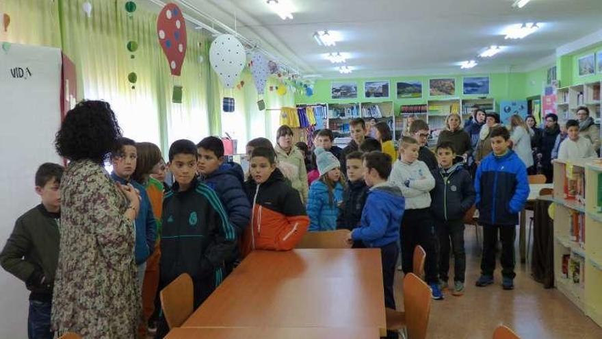 Alumnos de Infantil y Primaria de Ibias y de San Martín de Trevejo visitan la biblioteca del centro ibiense.