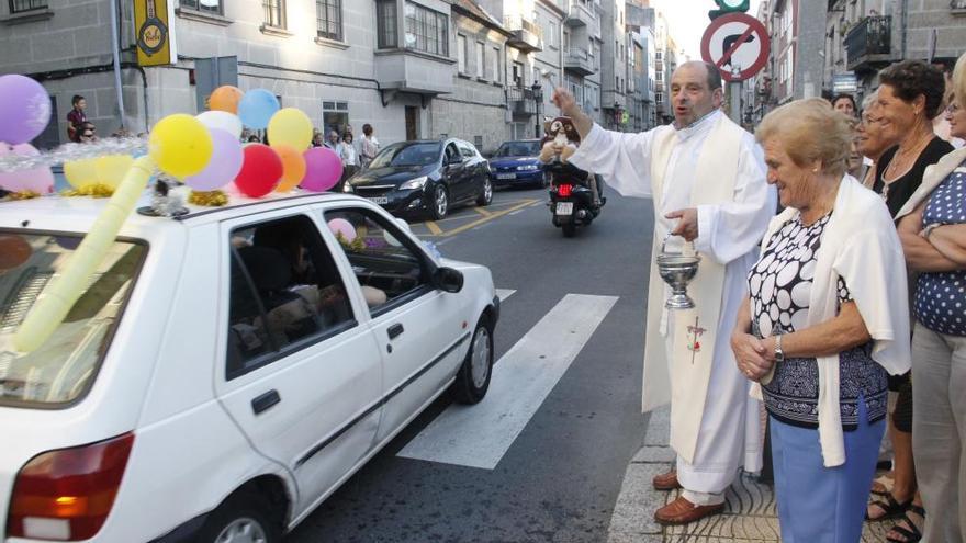 El párroco de Moaña, José Luis Muñiz, en la bendición. | Santos Álvarez