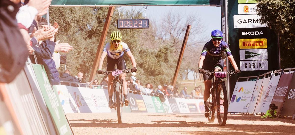 Dos ciclistas llegan a la meta en la última etapa de la pasada edición de la Andalucía Bike Race.