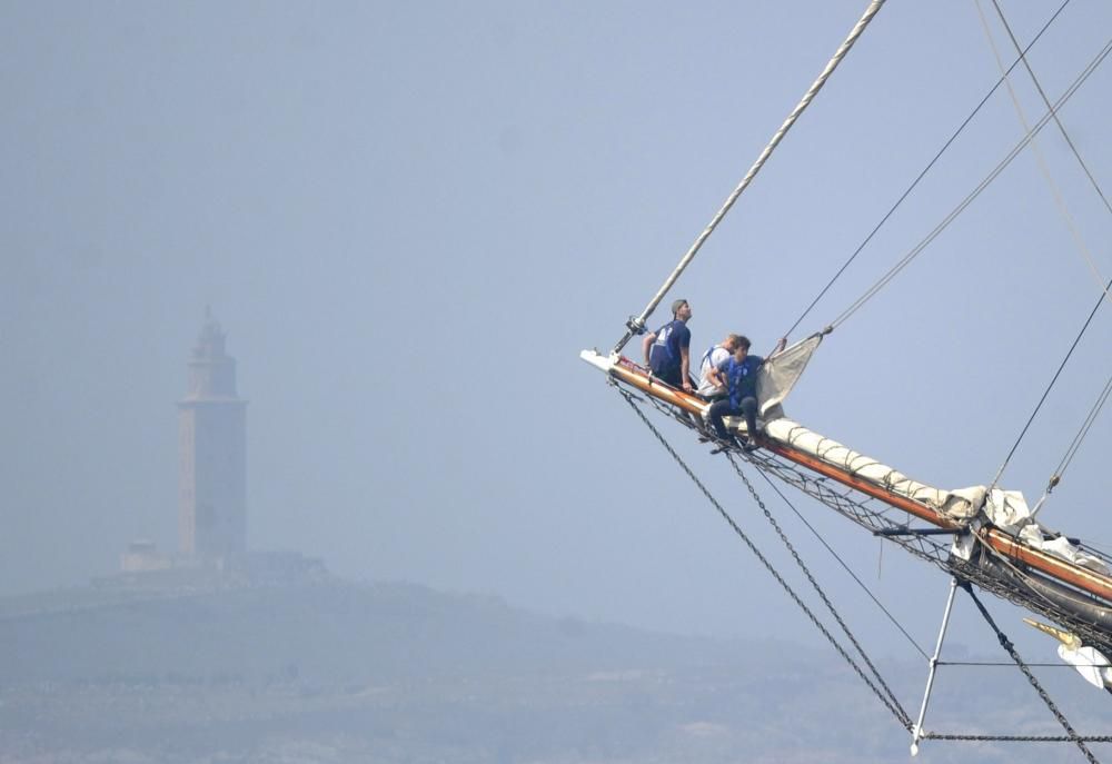 La Regata de Grandes Veleros abandona a A Coruña