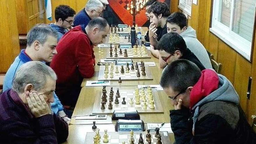 Los jugadores del Liceo (i) y del Xadrez Ourense (d). // FdV