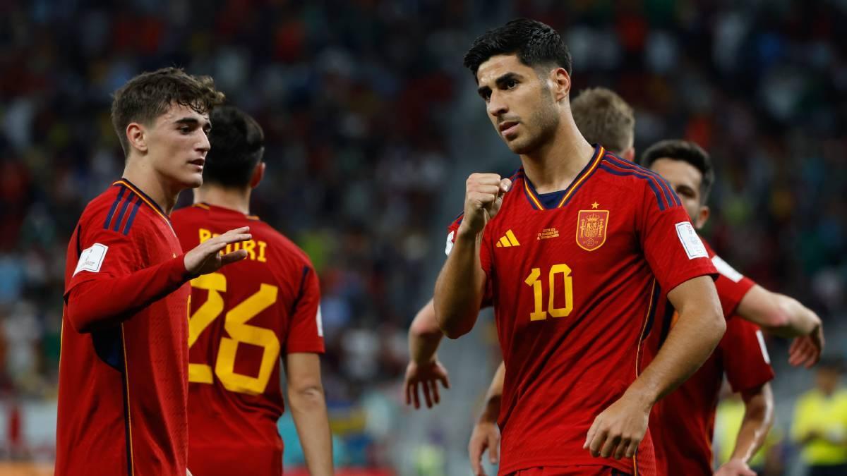 Asensio celebra con Gavi el 2-0 ante Costa Rica