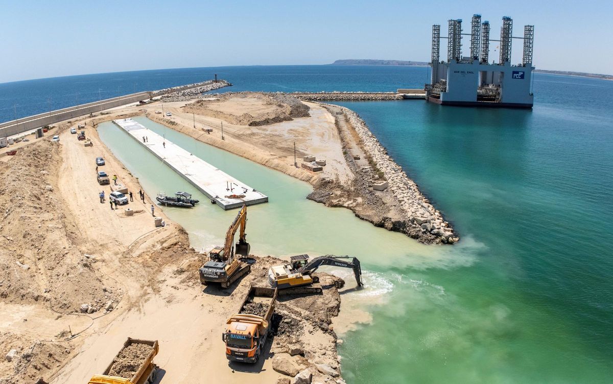 Una imagen del dique flotante que se ha construido en Alicante para el puerto de Ibiza.