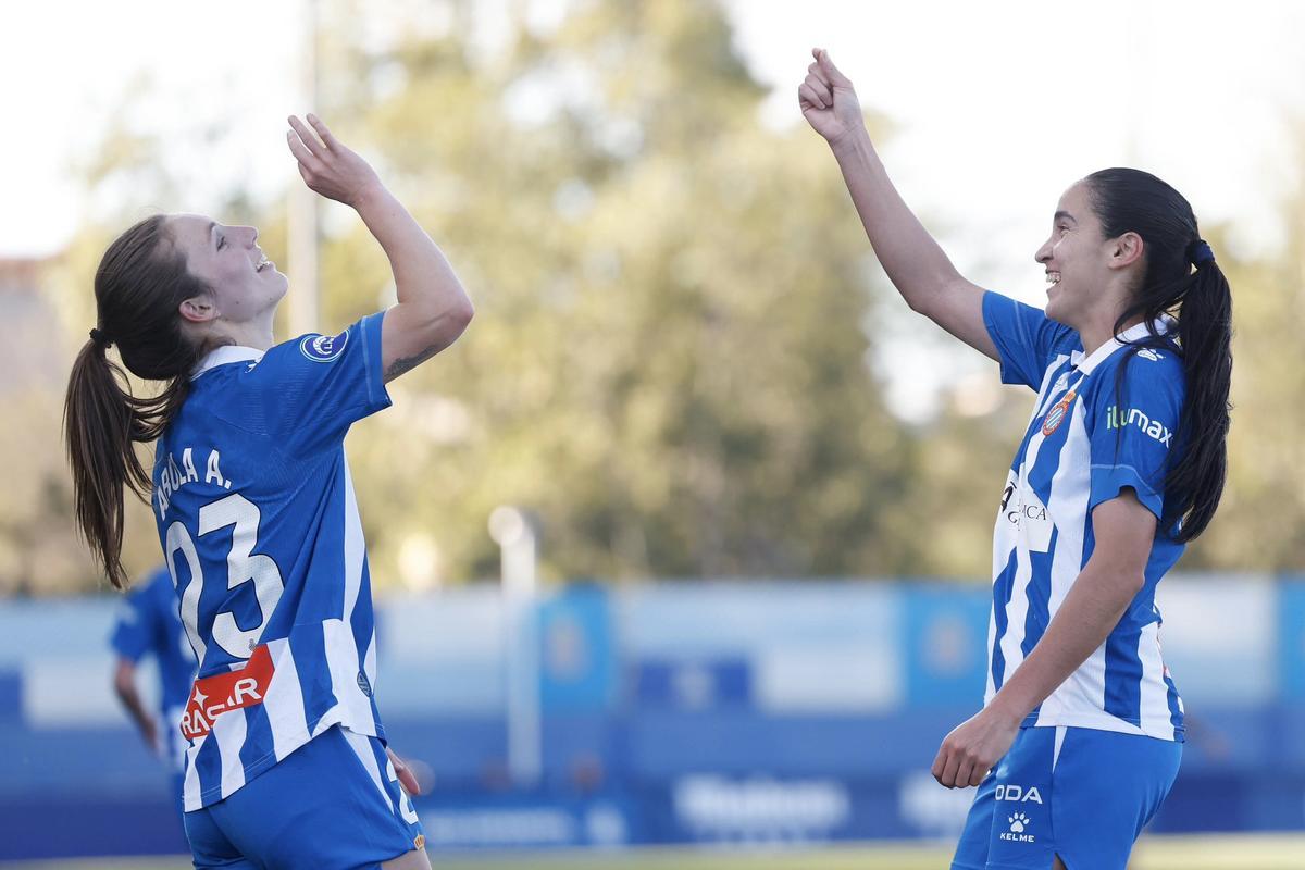 Arola y Chamorro celebrando un gol contra el Levante Badalona