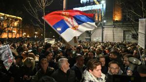 Manifestación de la oposición contra el resultado electoral, este lunes en Belgrado.