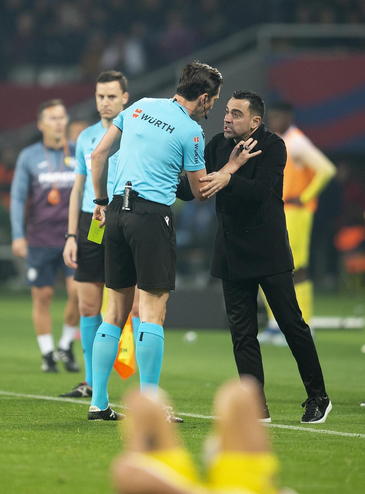 Xavi amonestado por el árbitro Munuera Montero con tarjeta amarilla.