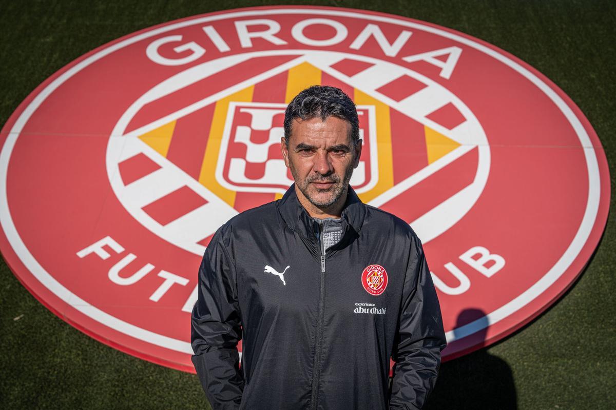 Míchel posa tras la entrevista con EL PERIÓDICO en el campo de entrenamiento del Girona.
