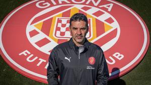 Míchel posa tras la entrevista en el campo de entrenamiento del Girona.