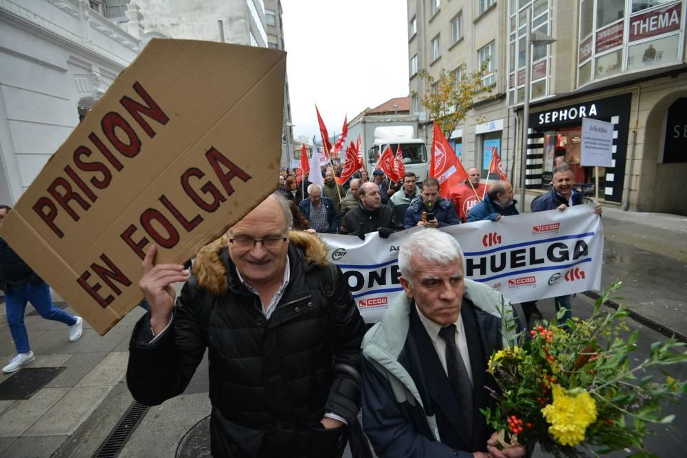 Los funcionarios de prisiones en huelga llevan sus protestas a las calles de Pontevedra