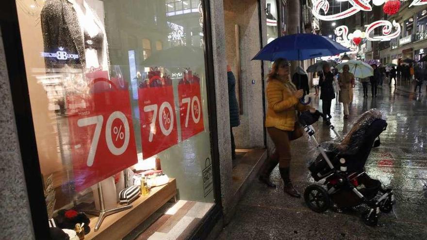 Comercio de la calle Príncipe de Vigo con carteles de rebajas, ayer. // Ricardo Grobas