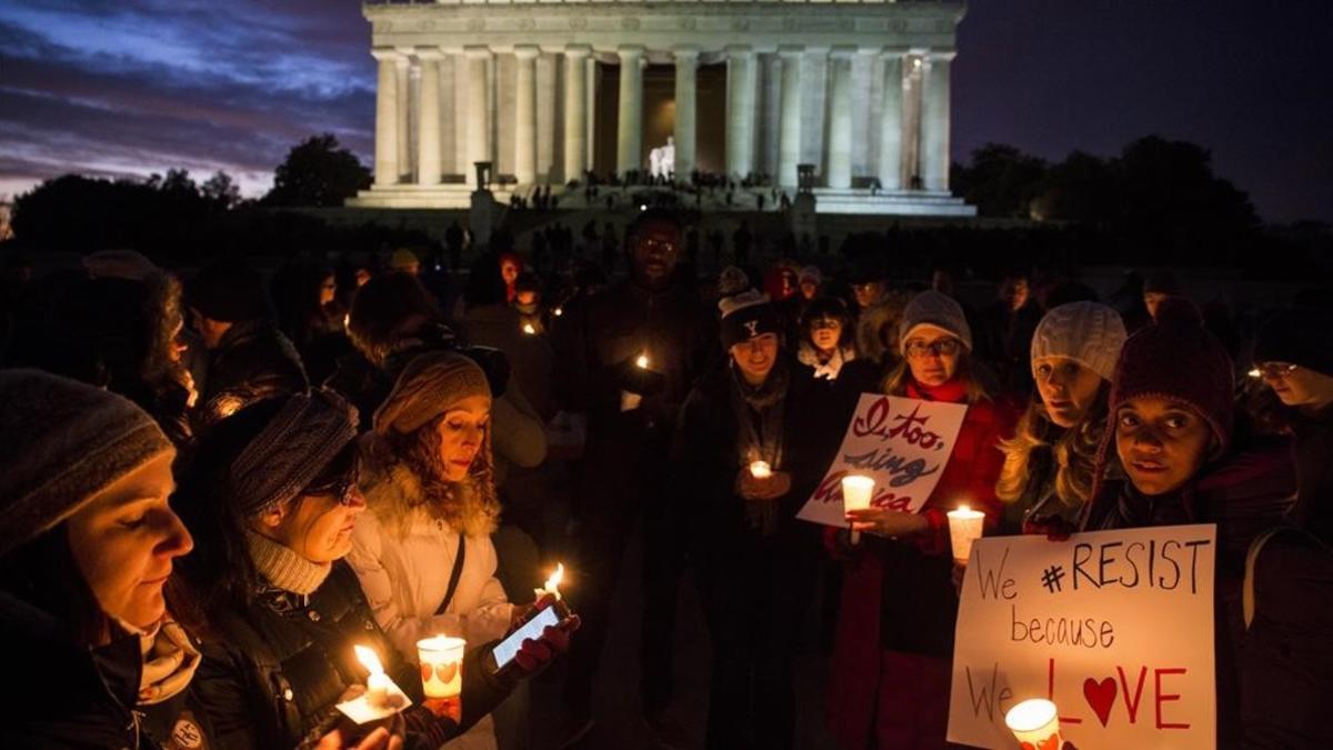 Protesta contra el veto migratorio del Gobierno de Donald Trump frente al monumento a Lincoln en Washington.