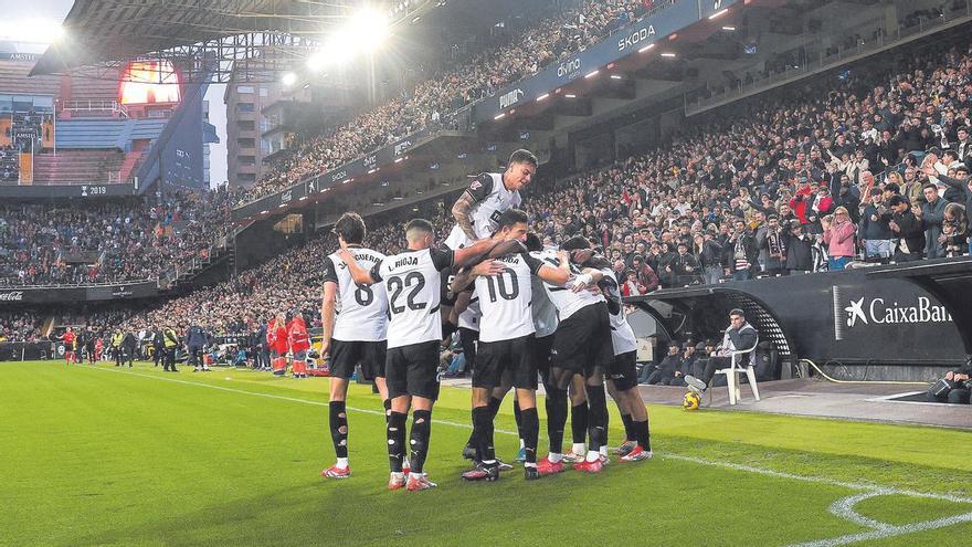 Piña del Valencia celebrando el tanto de Diego López ante el Valladolid