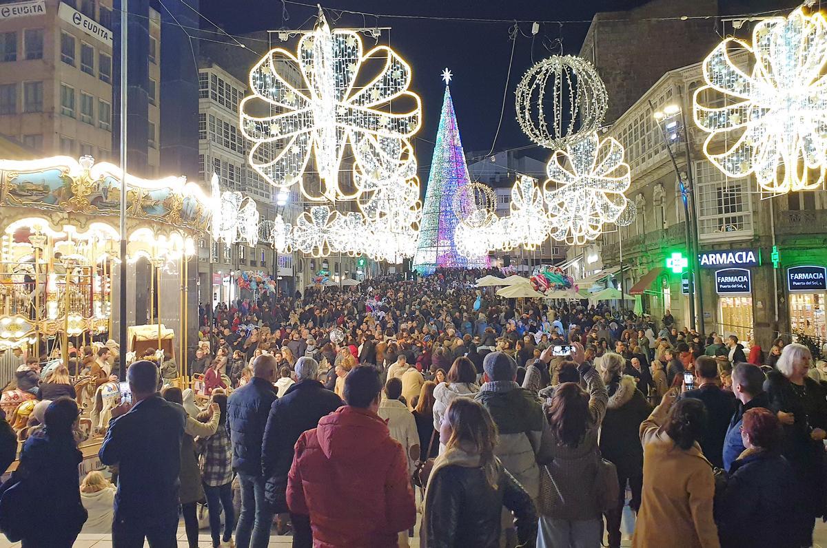 Vista del árbol gigante de la navidad en la Porta do Sol de Vigo.