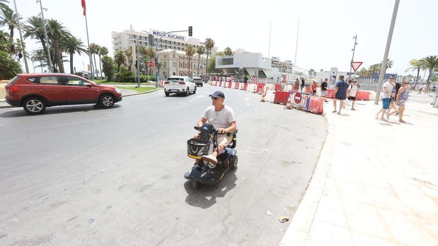 Discapacitados por la carretera ante la falta de accesibilidad en las obras del frente litoral de Alicante