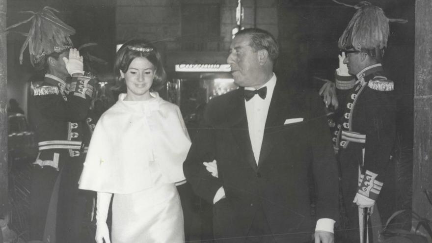 Carmen Ayela, reina de los IV Juegos Florales, acompañada por el alcalde José Abad, en la entrada al Teatro Principal de Alicante, 1967.