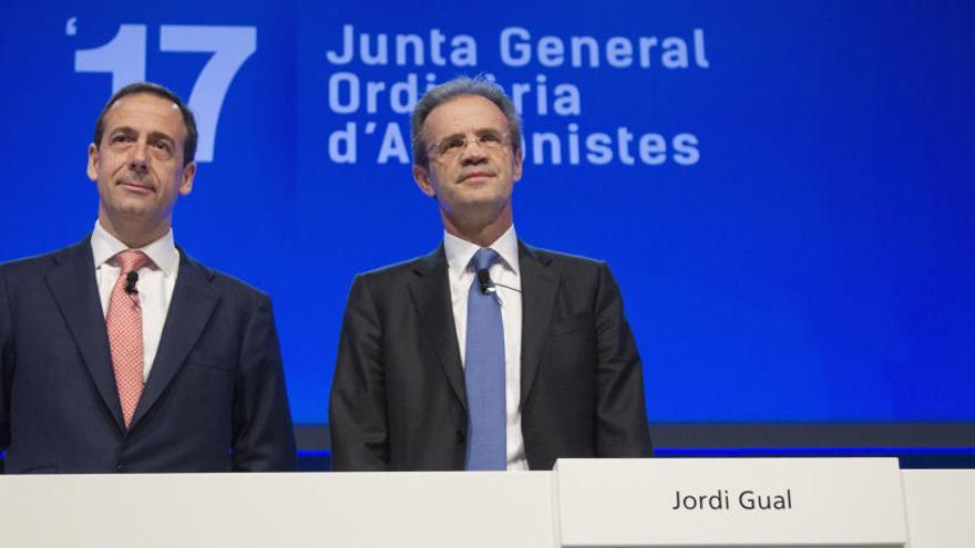 Gonzalo Gortázar (i) y Jordi Gual, en la junta general de accionistas de CaixaBank