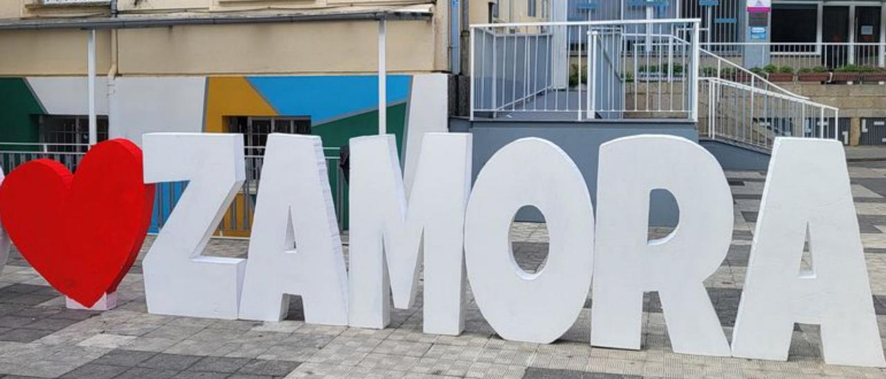 Las letras de porexpan, en el patio del colegio Medalla Milagrosa.