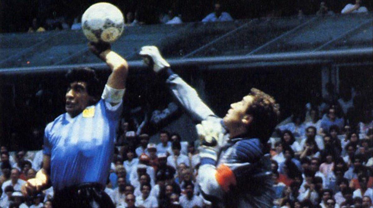 Maradona, el día que marcó con la mano a Shilton.