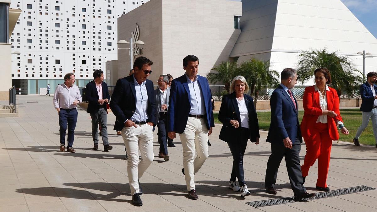 El alcalde de Córdoba, José María Bellido, ha visitado el Parque Joyero junto a la presidenta de la asociación de joyeros San Eloy, Milagrosa Gómez.