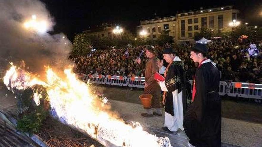 Un instante del Enterro da Lamprea, ayer en Salvaterra. // Hernández